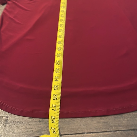๐3/$15๐AUW Burgundy top with peek a boo sleeves. Size Med - Picture 9 of 10